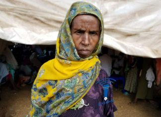 ከመተከል ዞን ተፈናቅለው በቻግኒ ጊዜያዊ የመጠለያ ጣቢያ ለሰፈሩ ዜጎች የበጎ አድራጊ የህክምና ባለሙያዎች የሕክምና አገልግሎት እየሠጡ ነው፡፡