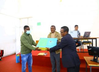 የደባርቅ ዩኒቨርሲቲ በትምህርት ቤቶች የዲጅታል ቤተመጽሐፍት በማቋቋም የማጣቀሻ መጽሐፍትን ችግር ለመፍታት እየሠራ መሆኑን ገለጸ፡፡