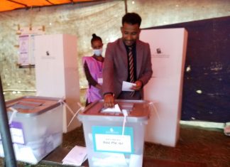 የአማራ ብሔራዊ ንቅናቄ(አብን) የሕዝብ ግንኙነት ኃላፊ ጣሂር ሙሐመድ የምርጫ ካርድ ባወጡበት በጎንደር ዙሪያ ምርጫ ክልል 4 በእንፍራንዝ ከተማ ቀጠና 5 ምርጫ ጣቢያ በመገኘት ድምጽ ሰጥተዋል፡፡