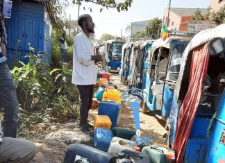 የሚስተዋለውን የነዳጅ እጥረት ለመፍታት በቂ አቅርቦት እንዲኖር እየሠራ መሆኑን የአማራ ክልል ንግድ እና ገበያ ልማት ቢሮ ገለጸ፡፡