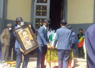 የኮሎኔል ዕምሩ ወንዴ የቀብር ሥነ ሥረዓት ከፍተኛ የመንግሥት ኀላፊዎች፣ አርበኞች እና የመከላከያ ሠራዊት አባላት በተገኙበት በአዲስ አበባ ቅድስት ሥላሴ ካቴደራል ቤተክርስቲያን እየተከናወነ ነው።
