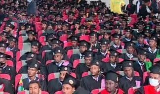የተለያዩ ከፍተኛ የትምህርት ተቋማት ተማሪዎቻቸውን እያስመረቁ ነው።