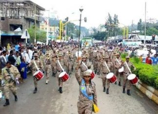 የአማራ ሕዝብ ልዩ ኀይሉን ለማጠናከርና ደጀን ለመኾን እያደረገ ያለውን ተነሳሽነት ለማበረታታት የአማራ ፖሊስ የማርች ባንድ አባላት በጎንደር ከተማ ዋና ዋና ጎዳናዎች ላይ ትርዒት እያሳዩ ነው።