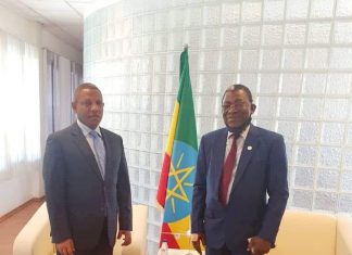 አምባሳደር ይበልጣል አዕምሮ በሱዳን ከዓለም የምግብ ፕሮግራም ዳይሬክተር ኤዲ ሮው ጋር ተወያዩ።