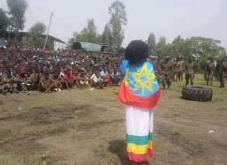 የወሎ ላልይበላ የባሕል ቡድን በግንባር ተገኝቶ ለሠራዊቱ የማነቃቂያ ዝግጅት እያቀረበ ነው።