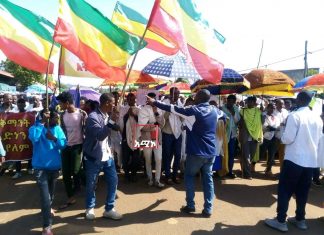 በአይከል ከተማ የአማራና የቅማንት ወንደማማችነትን የሚያጠናክር ሰላማዊ ሰልፍ እየተካሄደ ነዉ።