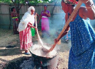በሁመራ ከተማ የመንግሥት ሠራተኞች ለዘማቾች ስንቅ በማዘጋጀት ደጀንነታቸውን እያረጋገጡ ነው።