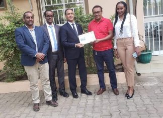 የህዳሴ ግድብ ኃይል ማመንጨት መጀመሩን በማስመልከት በደቡብ ሱዳን ጁባ የሚኖሩት ኢንጅነር ታደሰ ኦልጅራ የ10 ሺህ ዶላር ቦንድ ግዢ ፈፀሙ።