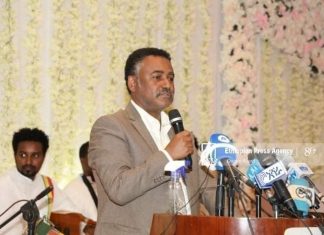 ሙዓዘ ጥበባት ዲያቆን ዳንኤል ክብረት በለሚ ኩራ ክፍለ ከተማ ከመራጮች ጋር እየተወያዩ ነው።
