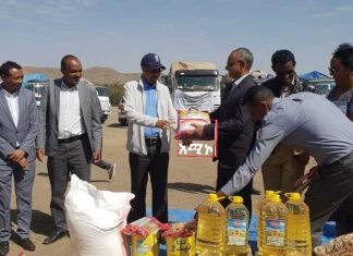 ቢዎች ሚኒስቴርና ጉምሩክ ኮሚሽን በዋግኽምራ ብሔረሰብ አሥተዳደር ለተፈናቀሉ ወገኖች የሚውል ከ53 ሚሊዮን ብር በላይ የሚያወጣ የምግብና የአልባሳት ድጋፍ አደረጉ።