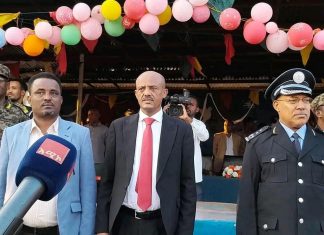 የቀድሞ የአማራ ልዩ ኃይል አባላት የአማራ ክልል ርእሰ መሥተዳድር አረጋ ከበደ በተገኙበት እየተመረቁ ነው።