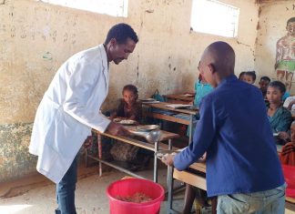 በተማሪ ምገባ ትምህርታቸውን አቋርጠው የነበሩ ተማሪዎችን ወደ ትምህርት ገበታ መመለስ መቻሉን የዋግ ኽምራ ብሔረሰብ አሥተዳደር አስታወቀ።