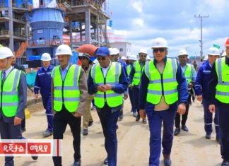 የፌዴራል እና የአማራ ክልል ከፍተኛ የሥራ ኀላፊዎች የለሚ ናሽናል ሲሚንቶ ፋብሪካን የግንባታ እንቅስቃሴ እየተመለከቱ ነው።