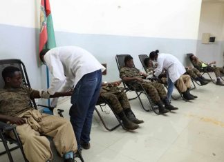 በአማራ ክልል ያለውን የደም እጥረት ችግር ለመቅረፍ የሰሜን ምዕራብ ዕዝ ጠቅላይ መምሪያ አባላት እና ሲቪል ሰራተኞች የደም ልገሳ አካሂደዋል።