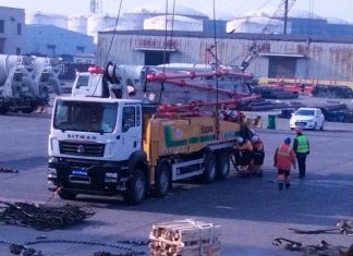 ለለሚ ሲሚንቶ ፋብሪካ ግንባታ የሚያገለግሉ ከባድ ማሽነሪዎች ከጅቡቲ ወደብ ወደ ሀገር ቤት እየተጫኑ ነው።