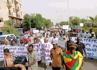 በምዕራብ ጎንደር ዞን ገንዳውኃ ከተማ ሕዝባዊ የድጋፍ ሰልፍ እየተካሄደ ነው።