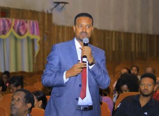 የጎንደር ከተማ አሥተዳደር የዘጠኝ ወራት የመንግሥት ተግባራት አፈጻጸም እና አሁናዊ የሰላም ሁኔታ ከመንግሥት ሠራተኞች ጋር መክሯል።