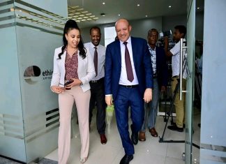 ምክትል ጠቅላይ ሚኒስትር ተመስገን ጥሩነህ በኢትዮ-ቴሌኮም የዲጂታል መታወቂያ ምዝገባ አገልግሎትን ጎበኙ።
