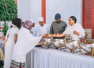ጠቅላይ ሚኒስትር ዐቢይ አሕመድ (ዶ.ር) እና ቀዳማዊት እመቤት ዝናሽ ታያቸው ማዕድ አጋሩ።