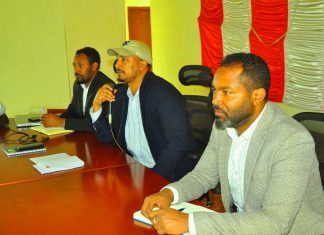በክልሉ ዘላቂ ሰላም ለማስፈን የኅብረተሰቡን አንገብጋቢ ችግሮች በጥናት ለይቶ መፍታት የመንግሥት ቀዳሚ አጀንዳ ሊኾን እንደሚገባ የመንግሥት ሠራተኞች ገለጹ።