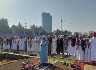 1 ሺህ 445ኛው የዒድ አል አድሃ ዓረፋ በዓል በአዲስ አበባ በሰላት ሥነ ሥርዓት እየተከበረ ነው።