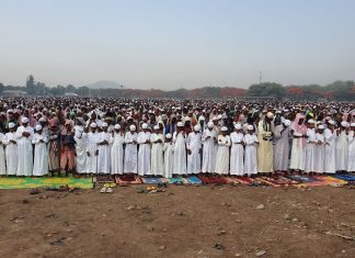 1 ሺህ 445ኛው የዒድ አል አድሃ ዓረፋ በዓል በከሚሴ ከተማ እየተከበረ ነው።