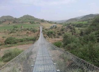 በባቲ ወረዳ በሰላጤ ቀበሌ ‘ሚአ’ ወንዝ ላይ የተገነባ ተንጠልጣይ ድልድይ ተጠናቆ ለአገልግሎት ክፍት ሆነ።