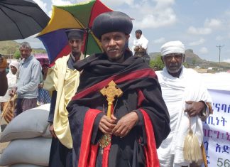 የዋግ ኽምራ ሀገረ ስብከት ሊቀ ጳጳስ ብፁዕ አቡነ በርናባስ በሰቆጣ ከተማ ለተቸገሩ ወገኖች የሚውል 560 ኩንታል ማሽላ ድጋፍ አደረጉ።
