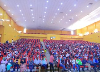 የማዕከላዊ ጎንደር ዞን የመንግሥት ሠራተኞች የሰላም ኮንፈረንስ እያካሄዱ ነው።