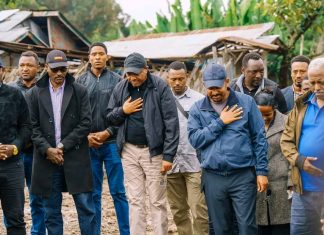 ጠቅላይ ሚኒስትር ዐቢይ አሕመድ እና ቀዳማዊት እመቤት ዝናሽ ታያቸው የተጎዱ ቤተሰቦችን እና ማኅበረሰቡን በአካል ለማጽናናት በስፍራው ተገኙ።