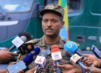 መከላከያ ሠራዊት በመሬት መንሸራተት ምክንያት አደጋ ቤተሰቦቻቸውን ላጡና ከአካባቢያቸው ለተፈናቀሉ ወገኖች ድጋፍ አደረገ።