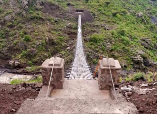 በደቡብ ወሎ ዞን መቅደላ ወረዳ በሳጋ ወንዝ ላይ የተገነባው ተንጠልጣይ ድልድይ ተጠናቅቆ ለአገልግሎት ክፍት ኾነ።