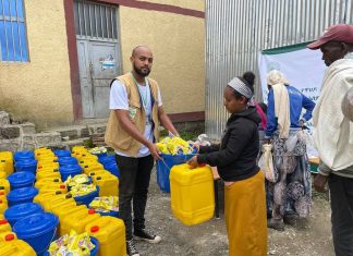 በደብረ ብርሃን ከተማ ለሚገኙ ተፈናቃዮች 2 ሚሊዮን ብር የሚጠጋ የቁሳቁስ ድጋፍ ተደረገ።
