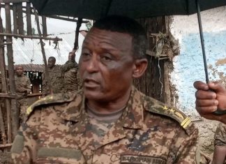 በዳባት ከተማ የሚገኙት የኢፌድሪ መከላከያ ሠራዊት አባላት የአቅመ ደካሞችን ቤት እየገነቡ ነው።