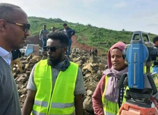 የኢንዱስትሪ ሚኒስትሩ መላኩ አለበል በጎንደር ከተማ ዳግም የተጀመሩ የልማት ፕሮጀክቶችን እየተመለከቱ ነው፡፡