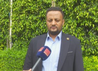 የኮምቦልቻ ከተማ አሥተዳደር የመንግሥት ሠራተኞች በወቅታዊ ጉዳዮች ዙሪያ መከሩ።