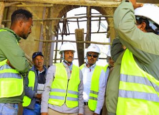 ርእሰ መሥተዳድር አረጋ ከበደ የአጼ ፋሲል ቤተ መንግሥትን የእድሳት ሥራ እየተመለከቱ ነው።