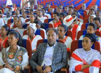 የብልጽግና ፓርቲ አምስተኛ ዓመት የምስረታ በዓል ማጠቃለያ መርሐ ግብር በአዊ ብሔረሰብ አሥተዳደር በእንጅባራ ከተማ እየተካሄደ ነው።