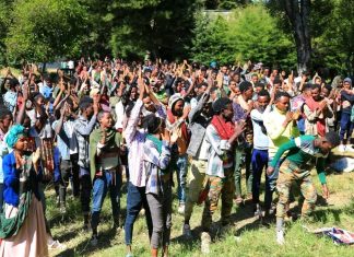 የደቡብ ጎንደር ዞን ወጣቶች መከላከያ ሠራዊትን ለመቀላቀል ወደ ዞን ማዕከል ገቡ፡፡