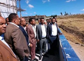 የደብረ ብርሃን ጠቅላላ ሆስፒታል የግንባታ ሂደት የጤና ቢሮ ኀላፊ አብዱ ከሪም መንግሥቱ ጎበኙ።