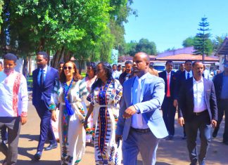 የጤና ሚኒስትሯ ዶክተር መቅደስ ዳባ በባሕር ዳር ከተማ የጤና ተቋማትን እየጎበኙ ነው።