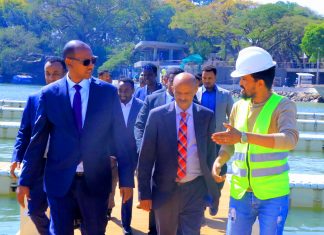 ከፍተኛ የመንግሥት የሥራ ኀላፊዎች በባሕር ዳር ከተማ የልማት ሥራዎችን እየተመለከቱ ነው።