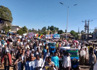 መንግሥት የሚወስዳቸውን የሕግ ማስከበር ሥራዎች እንደሚደግፉ የደባርቅ ከተማ ነዋሪዎች በሕዝባዊ ሰላማዊ ሰልፍ ገለጹ።