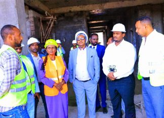 የአማራ ክልል መሪዎች የተለያዩ የግንባታ ሥራዎች እንቅስቃሴን እየተመለከቱ ነው።