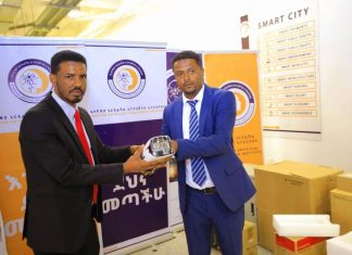 የኢትዮጵያ ሰው ሠራሽ አስተውሎት ኢንስቲትዩት የደኅንነት ካሜራዎችን ለአሚኮ አበረከተ።
