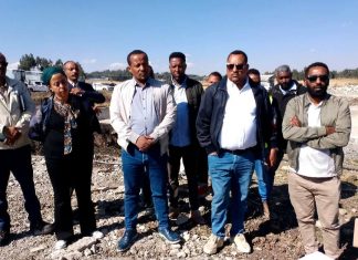 መሪዎች በደብረ ብርሃን ከተማ የሚገነባውን ዘመናዊ የፍሳሽ ቆሻሻ ማጣሪያ ፕሮጀክት እየተመለከቱ ነው።