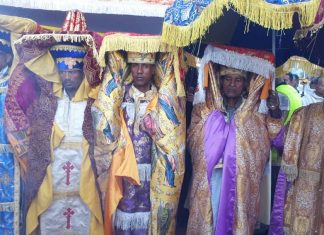 በሁመራ ከተማ ታቦታቱ ከመንበራቸው ወጥተው ወደ ተከዜ ወንዝ ጥምቀተ ባሕር እየወረዱ ነው።
