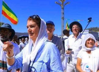 በጎንደር ከተማ ታቦታት ከመንበራቸው ወጥተው በልዩ ድምቀት ወደ ቅዱስ ፋሲለደስ ጥምቀተ ባሕር እየወረዱ ነው።