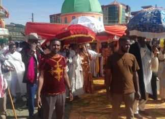 በእንጅባራ ከተማ የሁሉም አጥቢያ ቤተ ክርስቲያናት ታቦታት ወደ ጥምቀተ ባሕር እየወረዱ ነው።