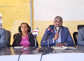 ከፍተኛ የሥራ ኀላፊዎች በፍላቂት ከተማ ነዋሪዎች ጋር እየተወያዩ ነው።